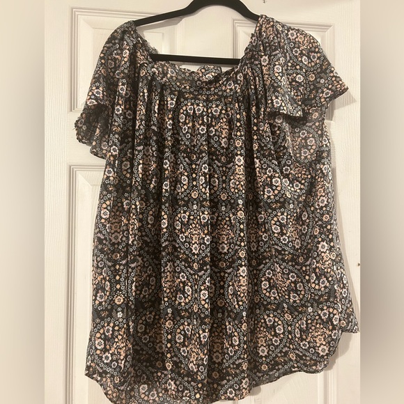 LC Lauren Conrad Tops - Flowy Lauren Conrad Floral Top with Bow Back